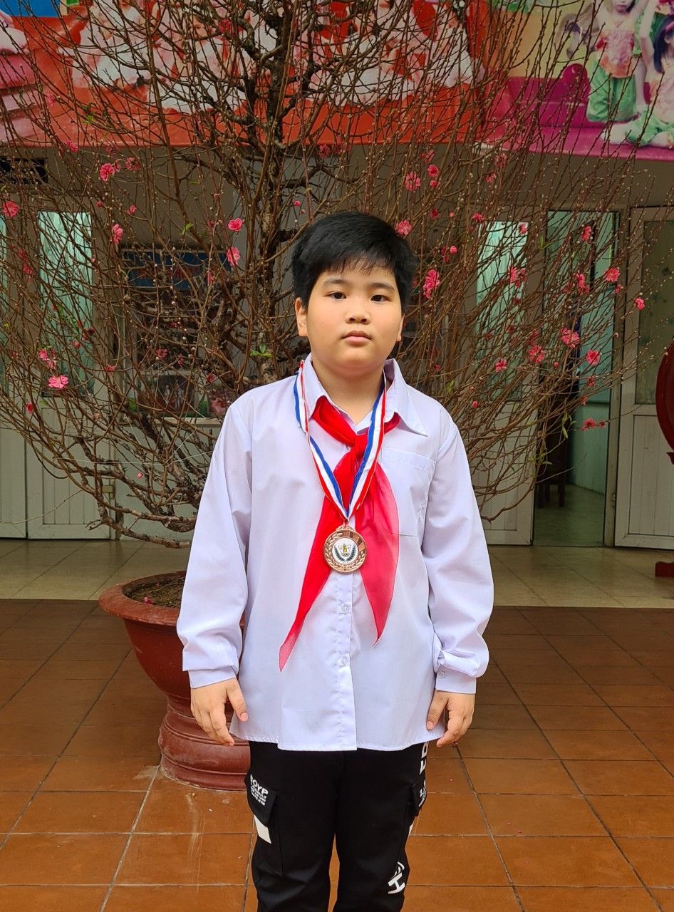 Bạn Nguyễn Hiếu Cường - lớp 4A đạt giải Ba đôi nam đá cầu cấp Quận